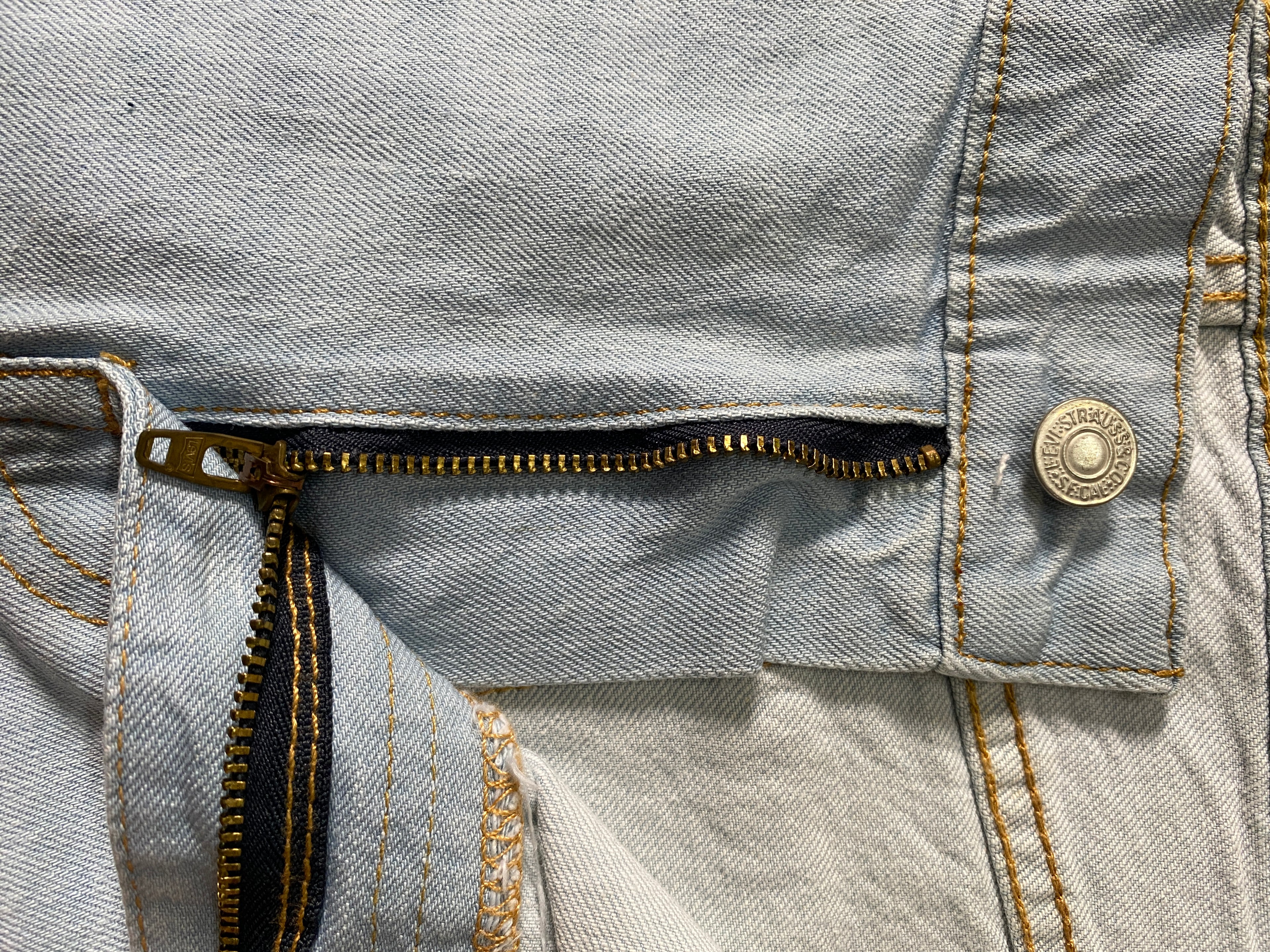 Levi’s 501 Original Straight Leg Jeans – Mid Blue